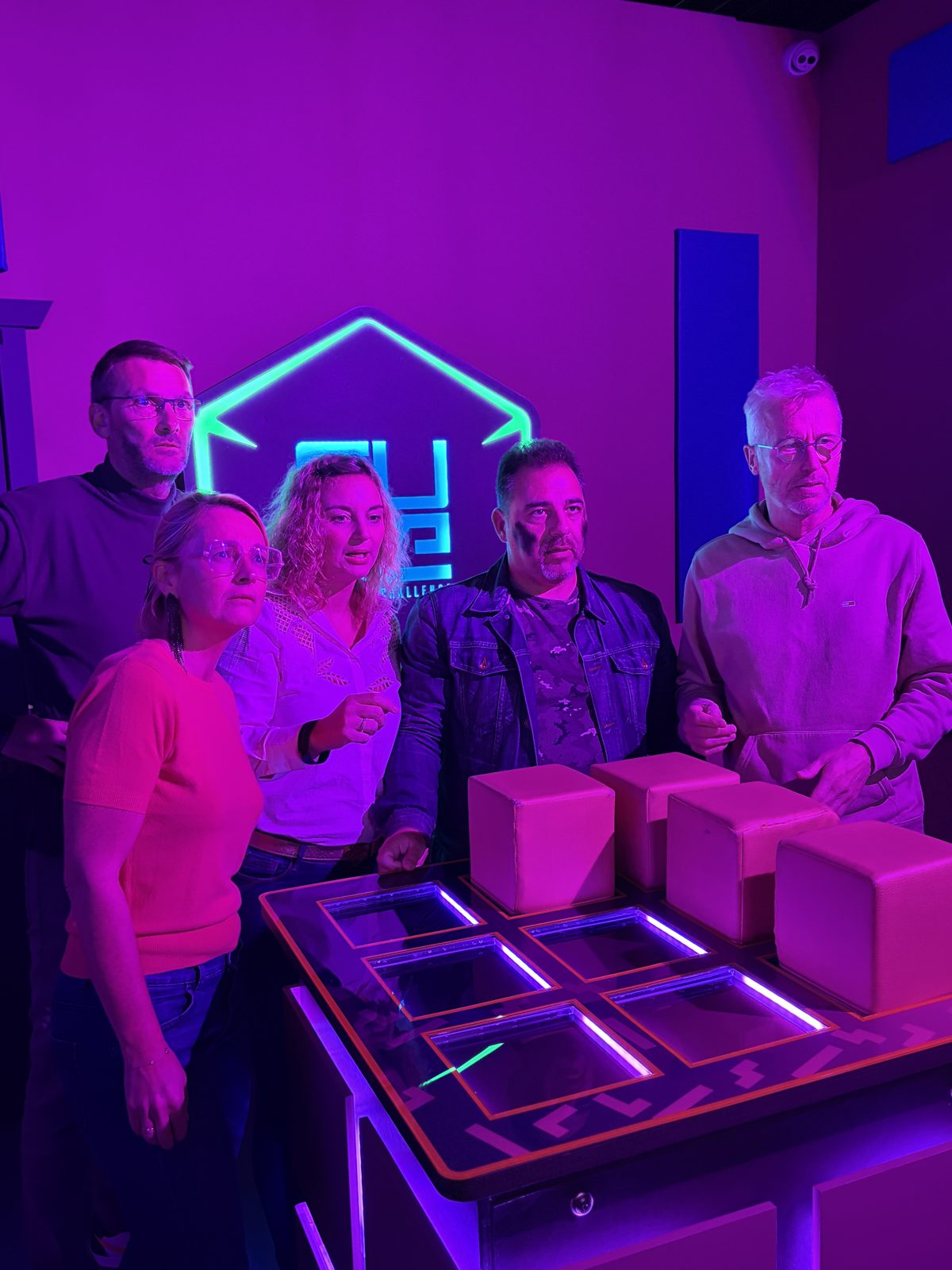 Une famille relève les défis du Cube Challenge chez Team Square